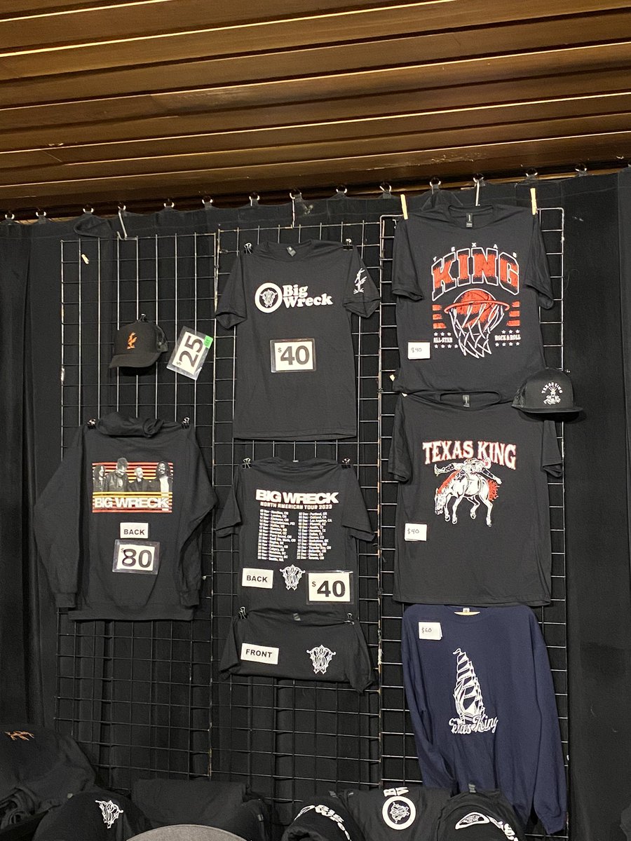 the_edge's tweet photo. We โค๏ธ Merch & Snacks #ConcertSwag #Yummy
@bigwreckmusic & @TexasKingBand is giving a proper night out in #HamOnt https://t.co/XRdajL4VGa