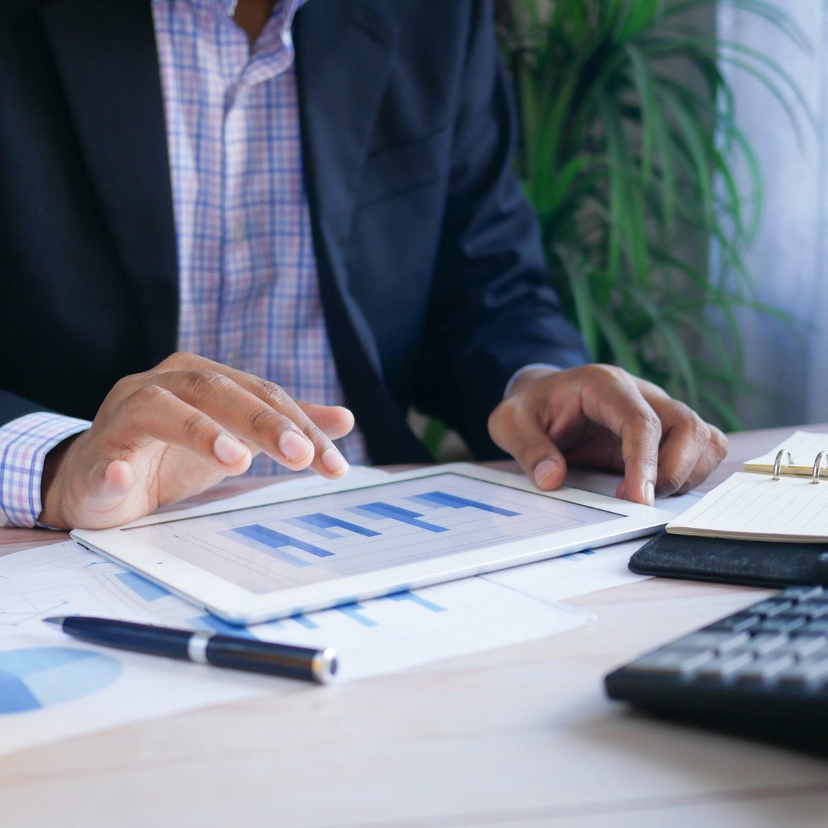Research by UO accounting professor Kyle Peterson and coauthors—published in The Accounting Review—examined whether corporate websites that share financial reports from analysts had any effect on investors:  uobiz.co/peterson-1123