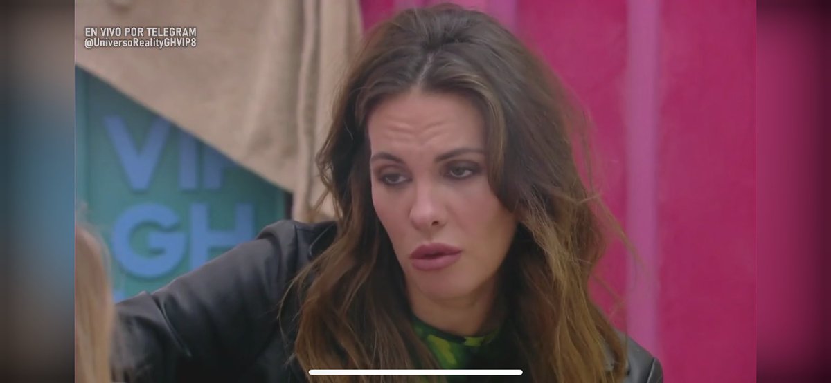 dramabananna's tweet image. Recordatorio de que esta señora no es víctima de nada. Que es ella la que siguió diciéndole a Luitingo que durmiera a su lado, quien le acariciaba,le ponía la pierna encima y se reía cuando él le escribía sexo o amor. A ver si vamos a ser todos unineuronales #GHVIPGala9 #GHVIP10N