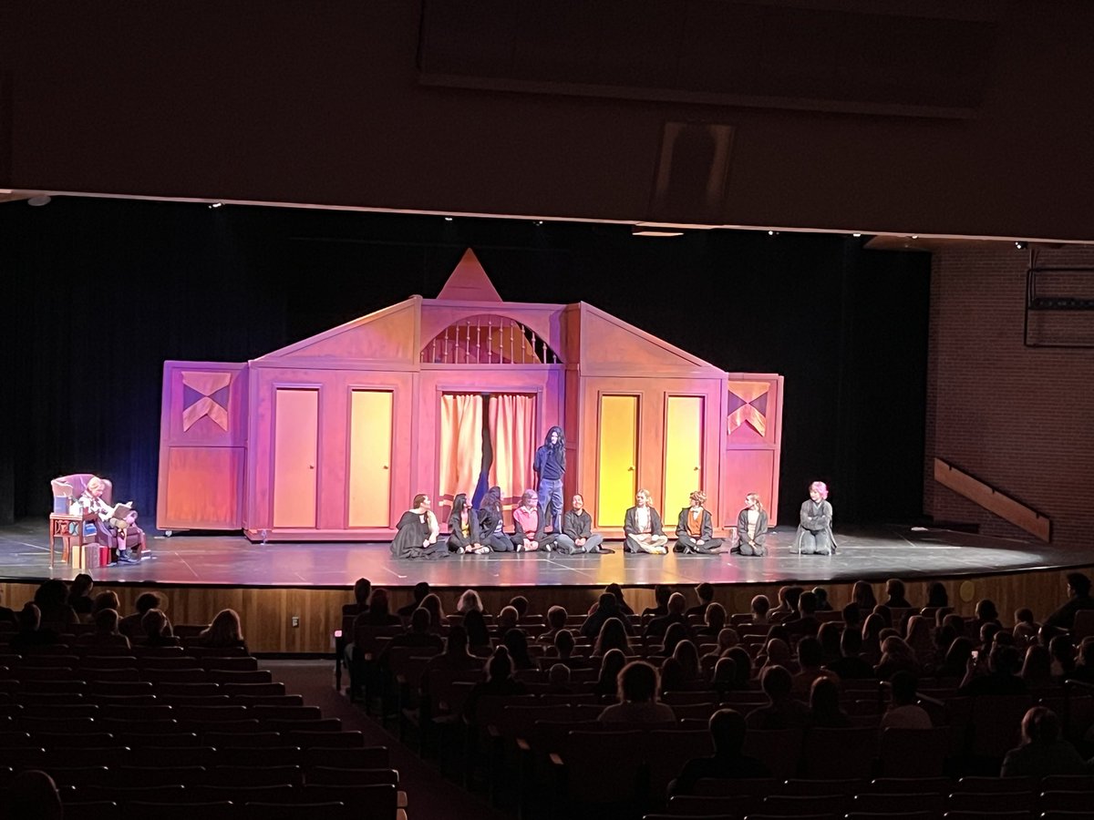 Now performing “Puffs” ⁦<a href="/smnw_office/">SMNW Office</a>⁩ ⁦<a href="/SMNWAthletics/">SMNW Athletics</a>⁩ #ourtimetoshine 🎭🙌🏼🤩