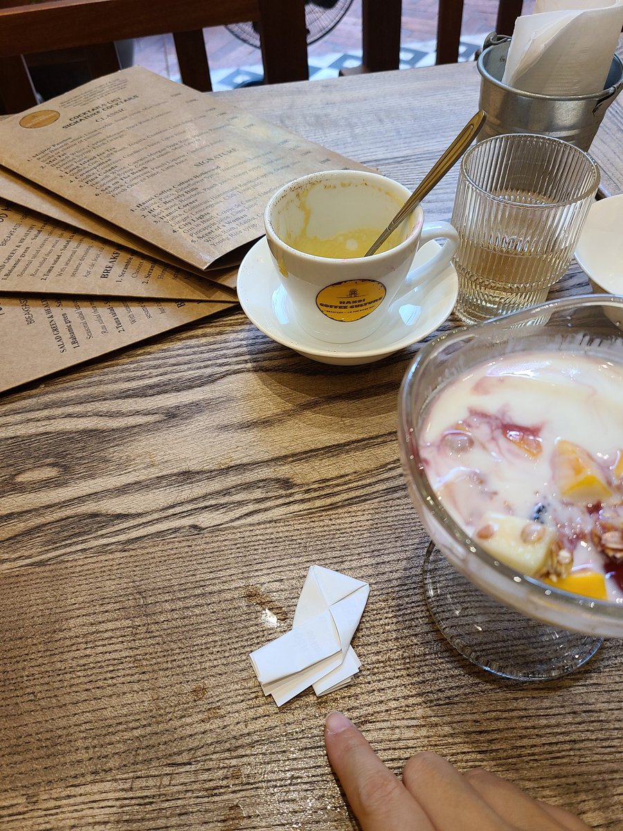 카페 직원 : 한국사람인가
나 : 그렇다
카페 직원 : 영수증 접는것 보고 알았다