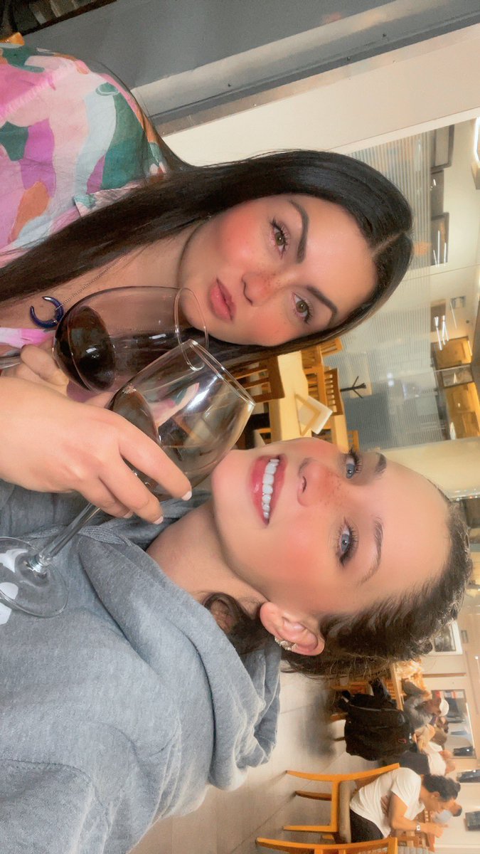 Ale: siento la angustia como en la boca del estómago 👀😮‍💨😞

Caro: no es angustia es gastritis pendeja !!!! 

Ale: Ahhh lo bueno es que ya me relaje entonces el cortisol baja 

Caro: seguro mañana tienes tres kilos menos 😂😂😂

ASÍ LAS PLÁTICAS 🫶