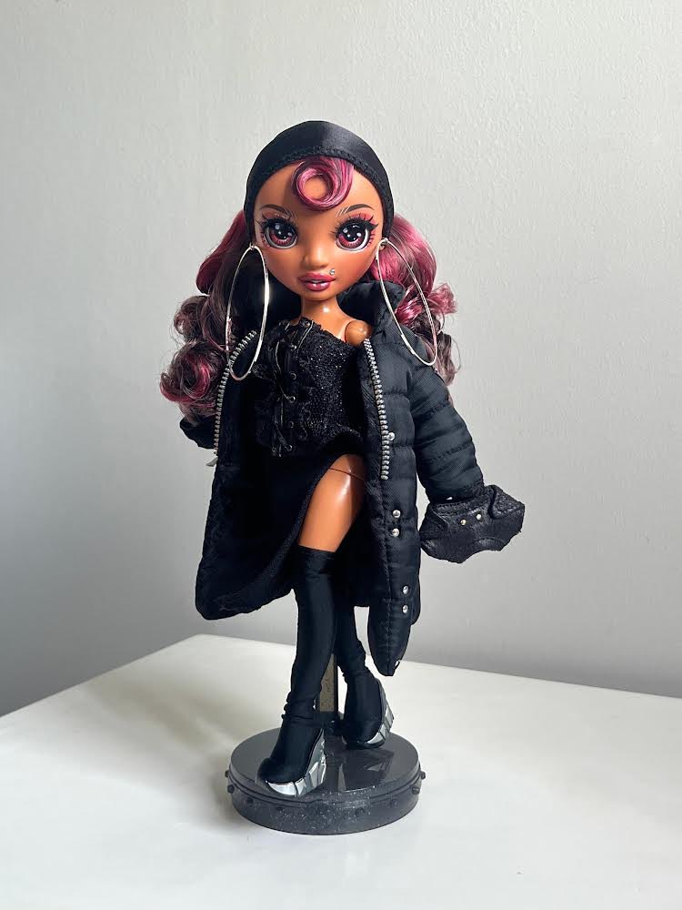 RuHamsDollRace's tweet photo. We’ve made it to the end… 
OUR TOP THREE:
MOISTINA @unmoisturised 
GHOULIA YELPS @_sweetscreams 
LIZ MEYER @sewa_lod 
Whose team are you on? #RuHamsDollRaceS3 https://t.co/7s8ic4sZtT