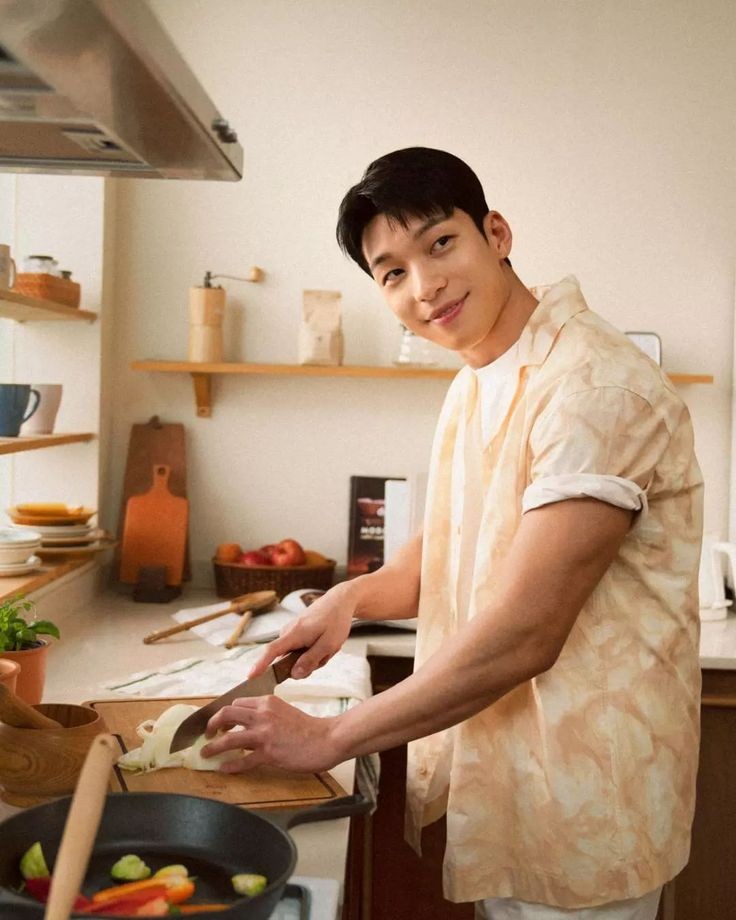 Masak telor aja ganteng amat, gimana kalau masak depan bersamaku.