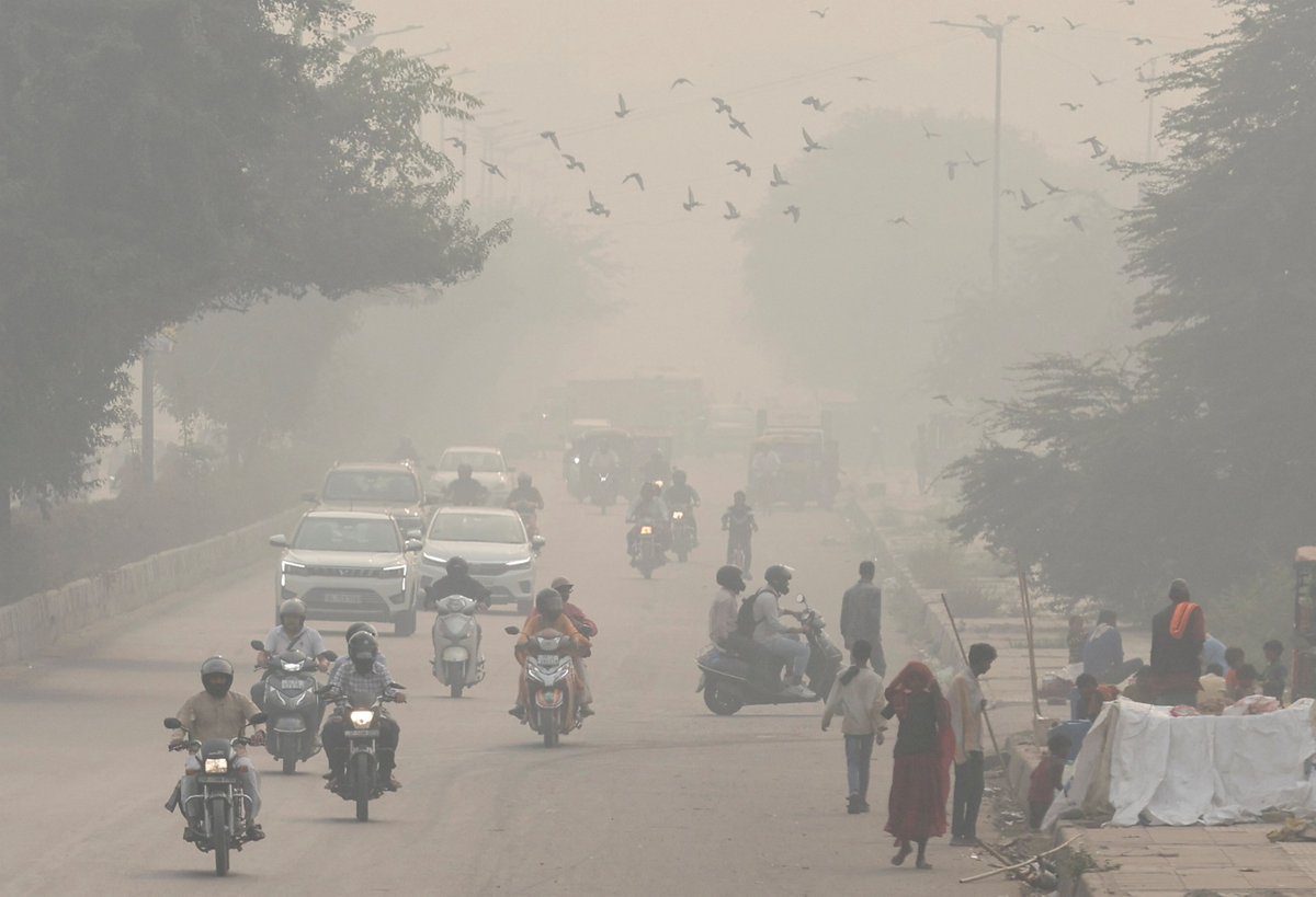 La contaminación impacta en Nueva Delhi, capital de India 🇮🇳. 

Mientras la ciudad batalla con una nube de esmog nocivo🌫, una capa de espuma tóxica se apodera del río sagrado Yamuna. Te contamos: 😷

📷: Reuters