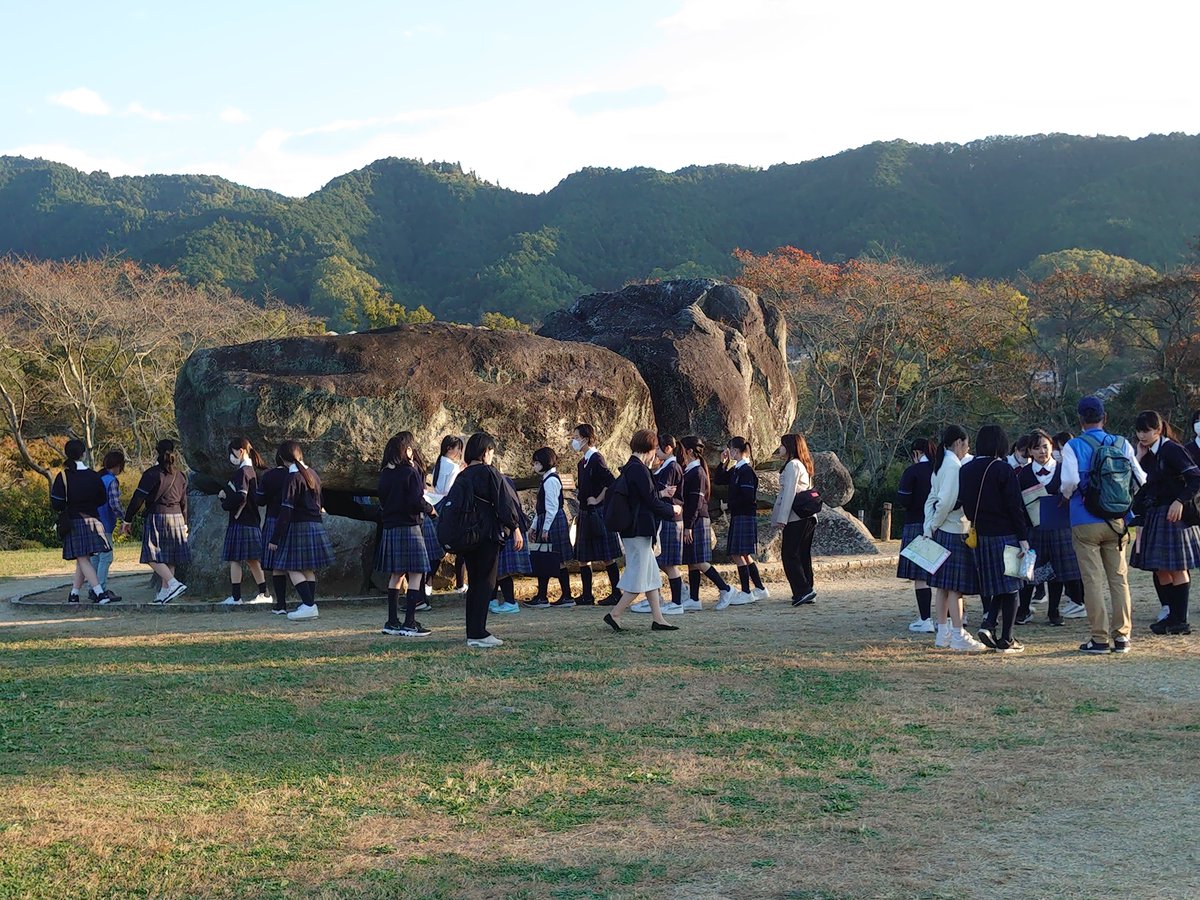 koji_principal's tweet photo. 2023年11月中学3年生が修学旅行に行ってきました。
奈良では石舞台や東大寺を見学、下の写真は「宮大工」の工房を訪ね、職業について様々なお話をうかがいました。（左下）神社仏閣の建築・修理には古くて丈夫な巨木が必要なため、収集・保存が必要だそうです。 https://t.co/m2pnE2Eyc8