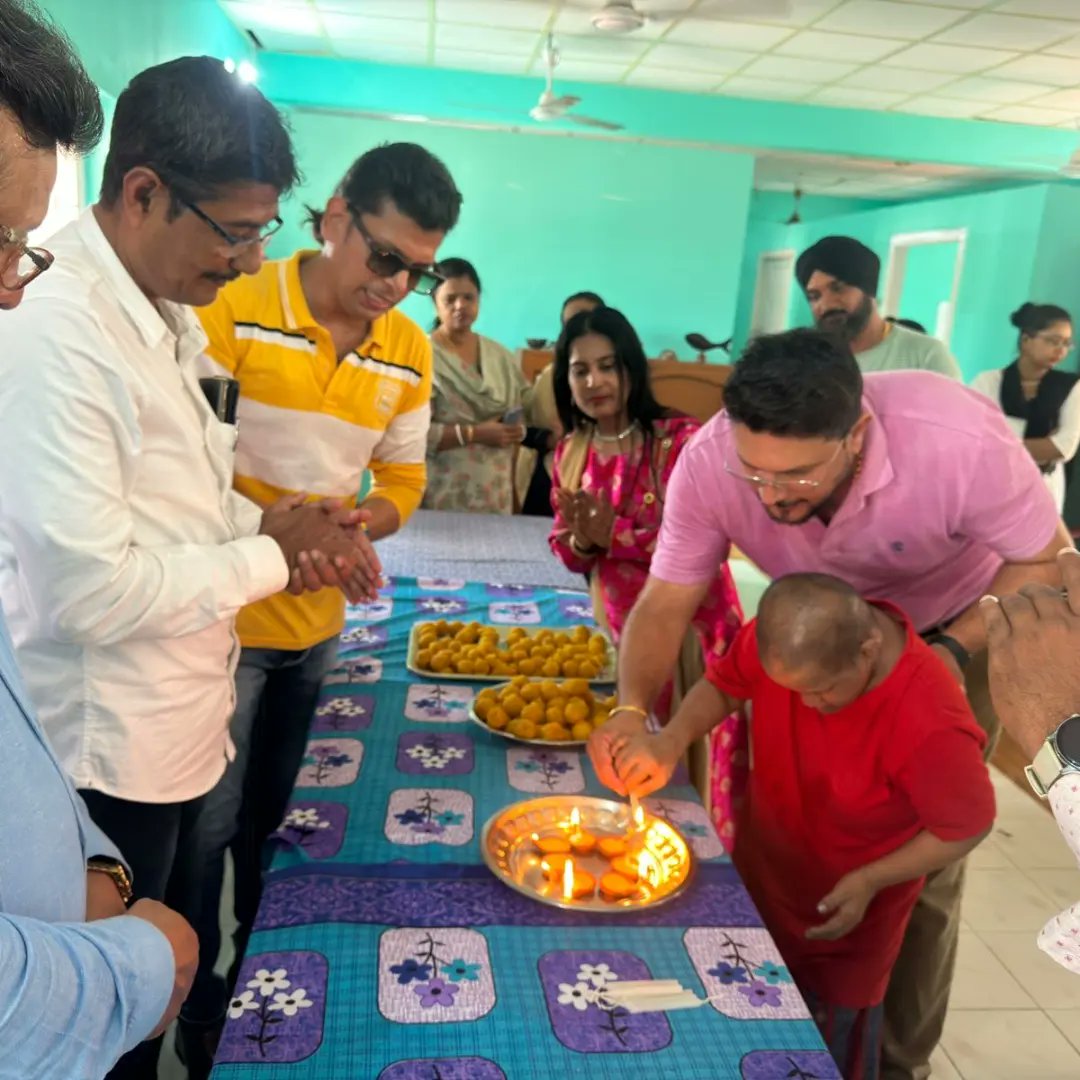 BlairGuru's tweet photo. Team PBGKR would like to request everyone that 
“This Diwali Promise Yourself To Spread Smiles among the ones who would never expect.”
This year it was 3rd Year that Team PBGKR celebrated Diwali with the Specially Abled, Old Age Home &amp; CCI residing at Abhudaya Complex, Ferrargunj https://t.co/SNiD49TSWQ