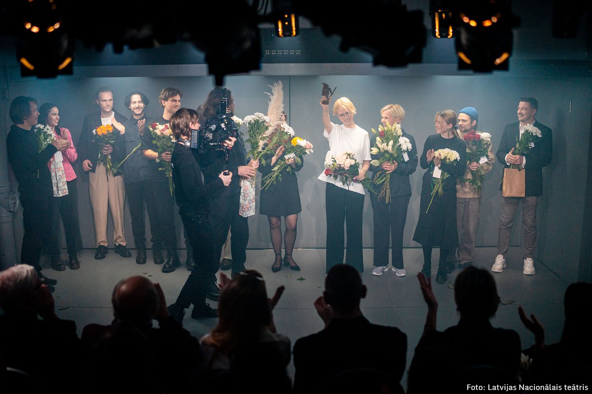 Aktrise Marija Luīze Meļķe saņēmusi “Lielā Kristapa” balvu, no kuras šī gada februārī atteicās, jo nebija pieņemts Dzīvesbiedru likums. Vakar <a href="/teatris/">Latvijas Nacionālais teātris</a> pirmizrādi piedzīvoja režisora Matīsa Kažas iestudējums “Maigā vara”, un tās laikā režisors aktrisei pasniedza balvu. Jau