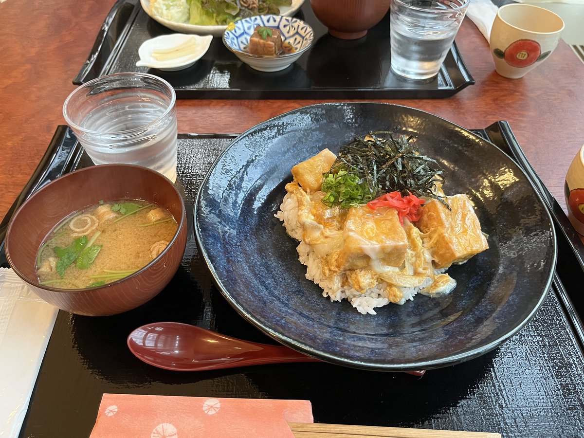 昼ごはんは大学の食堂できつねめし!!
狐好きとしては頼まずにいられなかった...
この内容で580円は財布に優しい...! 