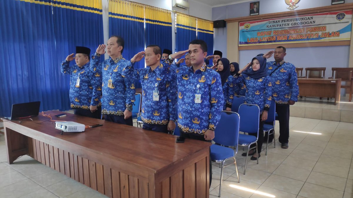 dishubgrobogan's tweet photo. Upacara Hari Pahlawan Nasional tahun 2023, secara daring di ruang aula kantor Dinas Perhubungan dan secara luring di halaman kantor Sekretariat Daerah Kabupaten Grobogan "Semangat Pahlawan Untuk Masa Depan Bangsa dalam Memerangi Kemiskinan dan Kebodohan" https://t.co/bIpXn4Gtxc