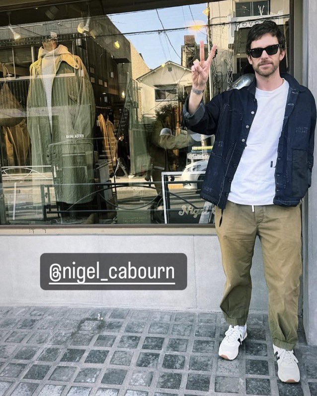 😎 Guy Berryman posando para uma foto em Tóquio hoje.

 📸: guyberryman via instagram stories