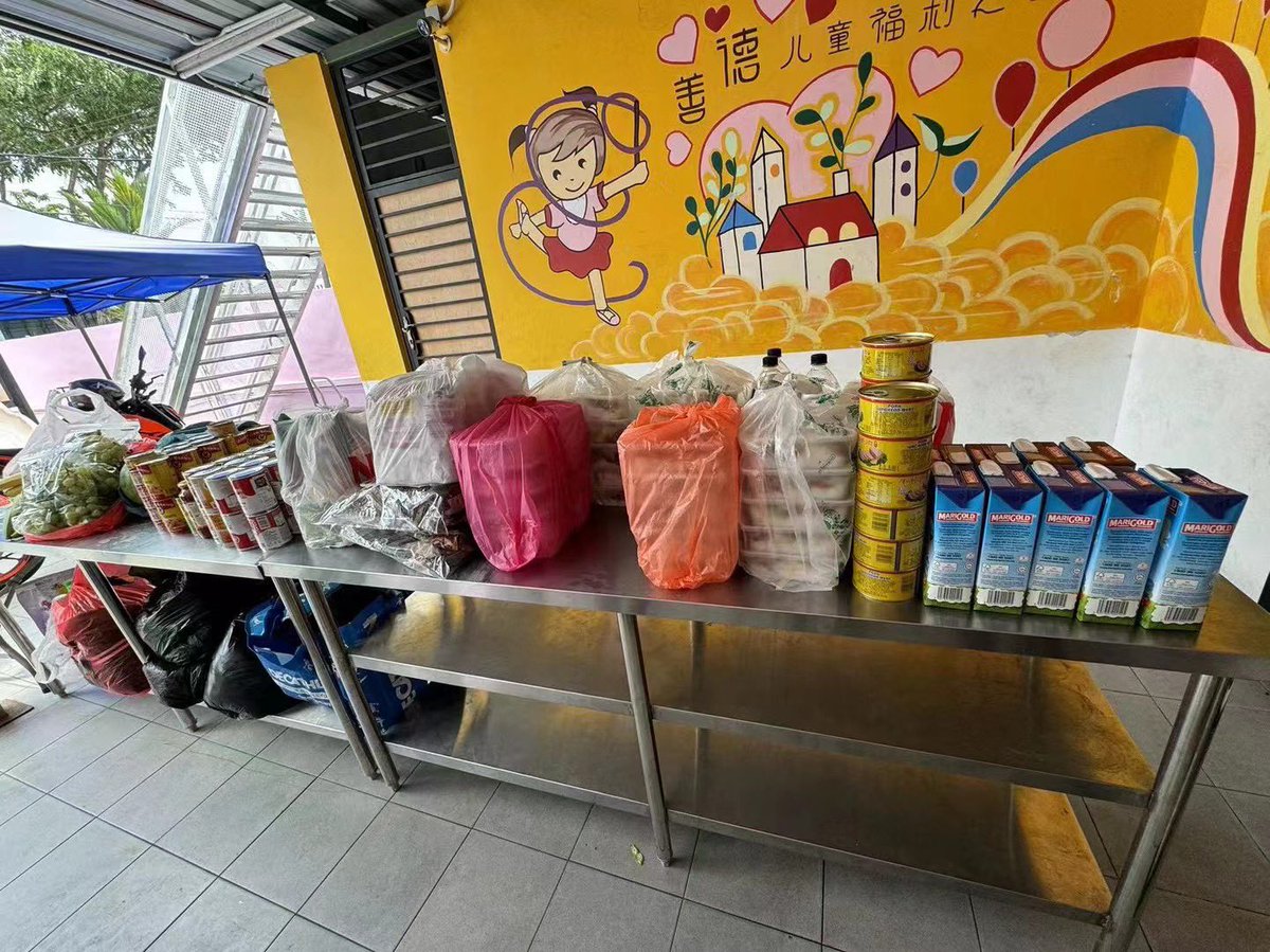 Yuze9488's tweet photo. 赚到的就要给
学到的就要教
树高万丈莫忘根
人若辉煌莫忘恩
日行一善 人人有责
感恩所遇到的每样东西
感谢你们一路回归社会
让这世界因我们更美好

我们看似很小的力量 其实也是对那些孤儿院老人院有很大的帮助。真的很感谢每一位一起出钱出力的大家❤️

#我们其实很幸福
#charityworks
#otgcommunity https://t.co/4vgYEp7SCD