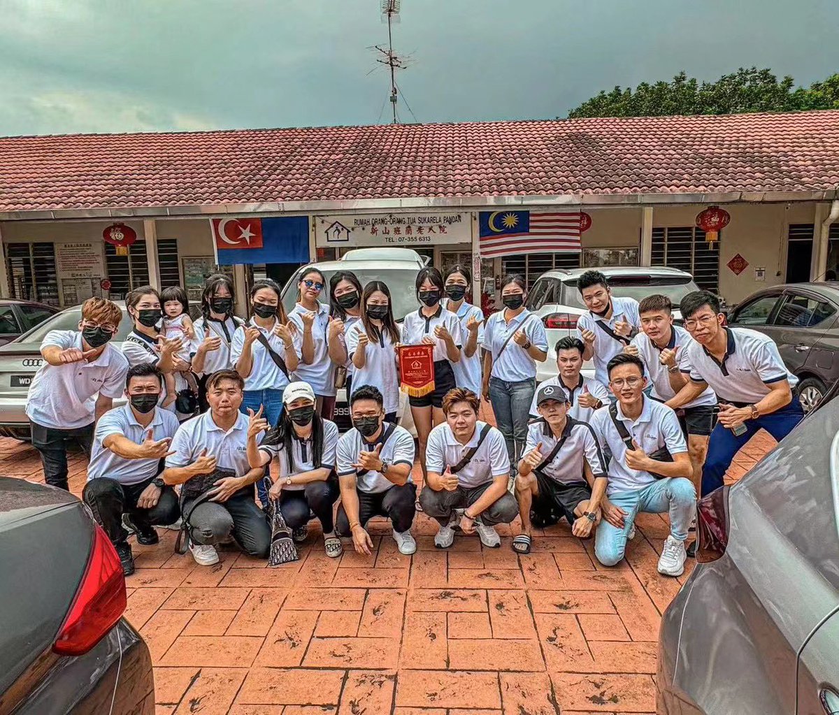 Yuze9488's tweet photo. 赚到的就要给
学到的就要教
树高万丈莫忘根
人若辉煌莫忘恩
日行一善 人人有责
感恩所遇到的每样东西
感谢你们一路回归社会
让这世界因我们更美好

我们看似很小的力量 其实也是对那些孤儿院老人院有很大的帮助。真的很感谢每一位一起出钱出力的大家❤️

#我们其实很幸福
#charityworks
#otgcommunity https://t.co/4vgYEp7SCD