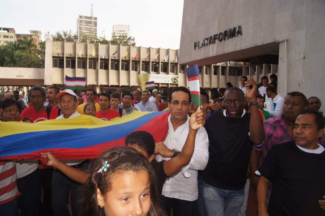 AlexLopezMaya's tweet photo. ¡Vamos pueblo!

AQUÍ NADIE SE RINDE

NADIE AFLOJA. 

Esta curul es del pueblo y sus derechos, la defenderemos con la misma dignidad y la misma valentía de siempre. 

¡Seguimos en lucha! 

¡Hasta que la dignidad se haga costumbre! https://t.co/hIgrpEn5fH