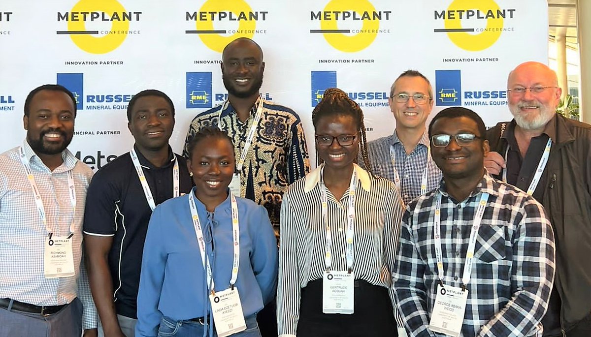 <a href="/IntegratedMini1/">PRIF Consortium "Unlocking Complex Resources"</a> Centre members were pleased to participate in #metplant23 this week.
We congratulate poster winners, including #COEMinerals Associate Investigator Dr Richmond Asamoah (pictured with some <a href="/UniversitySA/">UniSA</a>  colleagues below)!

#mineralsprocessing #lifeatCOEMinerals  <a href="/CoeMinerals/">COEMinerals: An ARC Centre of Excellence</a>