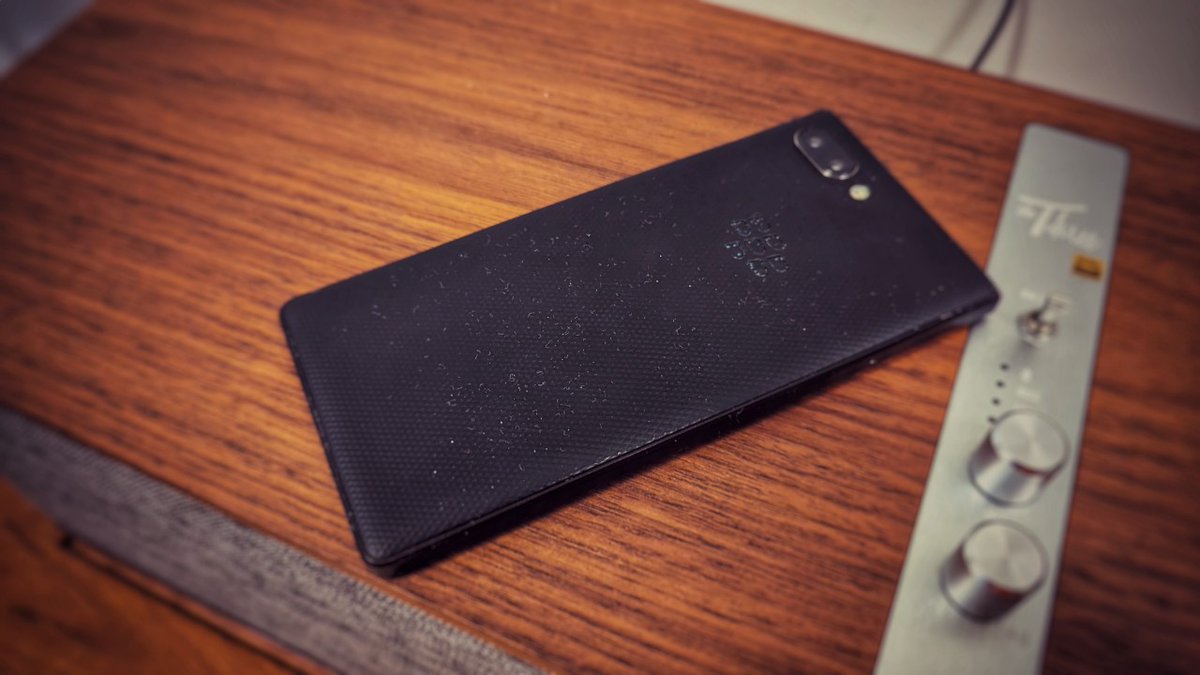 ThaiDuyNgoc's tweet photo. Em là phiên bản KEYone
N��ng cấp toàn diện từ anh pát pò (Passport)
👉Blackberry KEYone có thể xem là bản nâng cấp của Blackberry Passport. 
👉Máy có thiết kế gọn gàng hơn, thanh lịch và sang trọng phù hợp với cả phái nữ.
#BlackberryKEYone
#STORJ https://t.co/jlbay6neHa