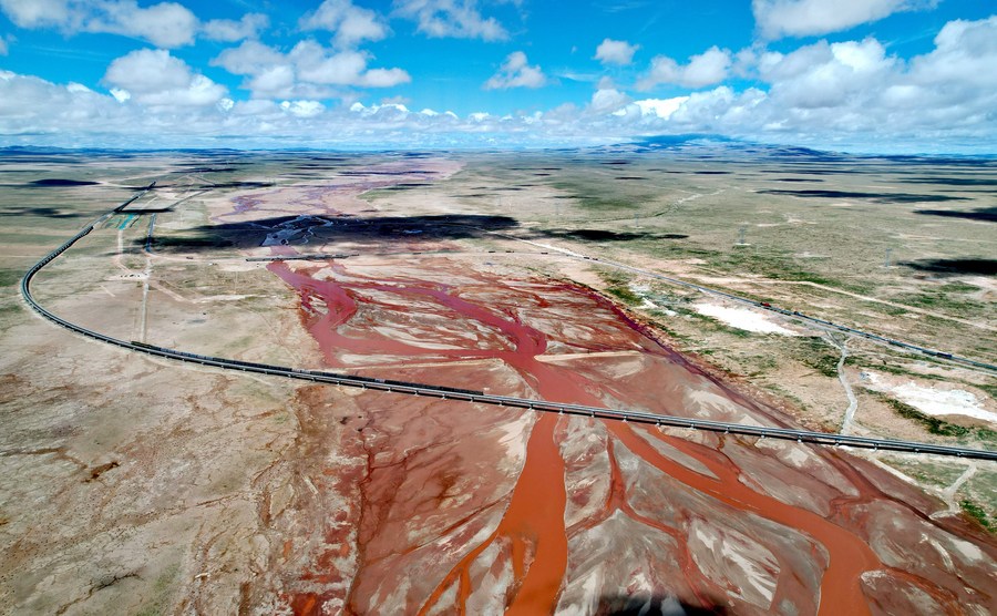 The total operating length of the railway network in southwest China's Xizang Autonomous Region was extended from 701 km in 2012 to 1,359 km in 2022, said a white paper issued by China's State Council Information Office Friday. xhtxs.cn/NWw