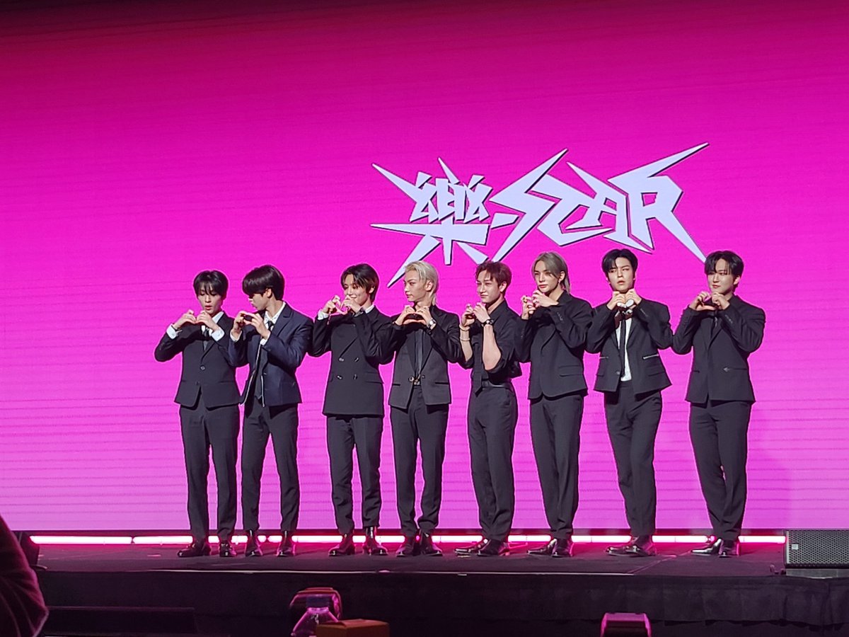Kpop_Herald's tweet photo. [Showcase] @Stray_Kids members are puzzled at the different heart gestures the reporters ask them to pose in. 😅 What's a "cat heart"? 😻 #StrayKidsComeback #StrayKids #스트레이키즈 #樂_STAR #ROCK_STAR https://t.co/hpxtVtNJDd