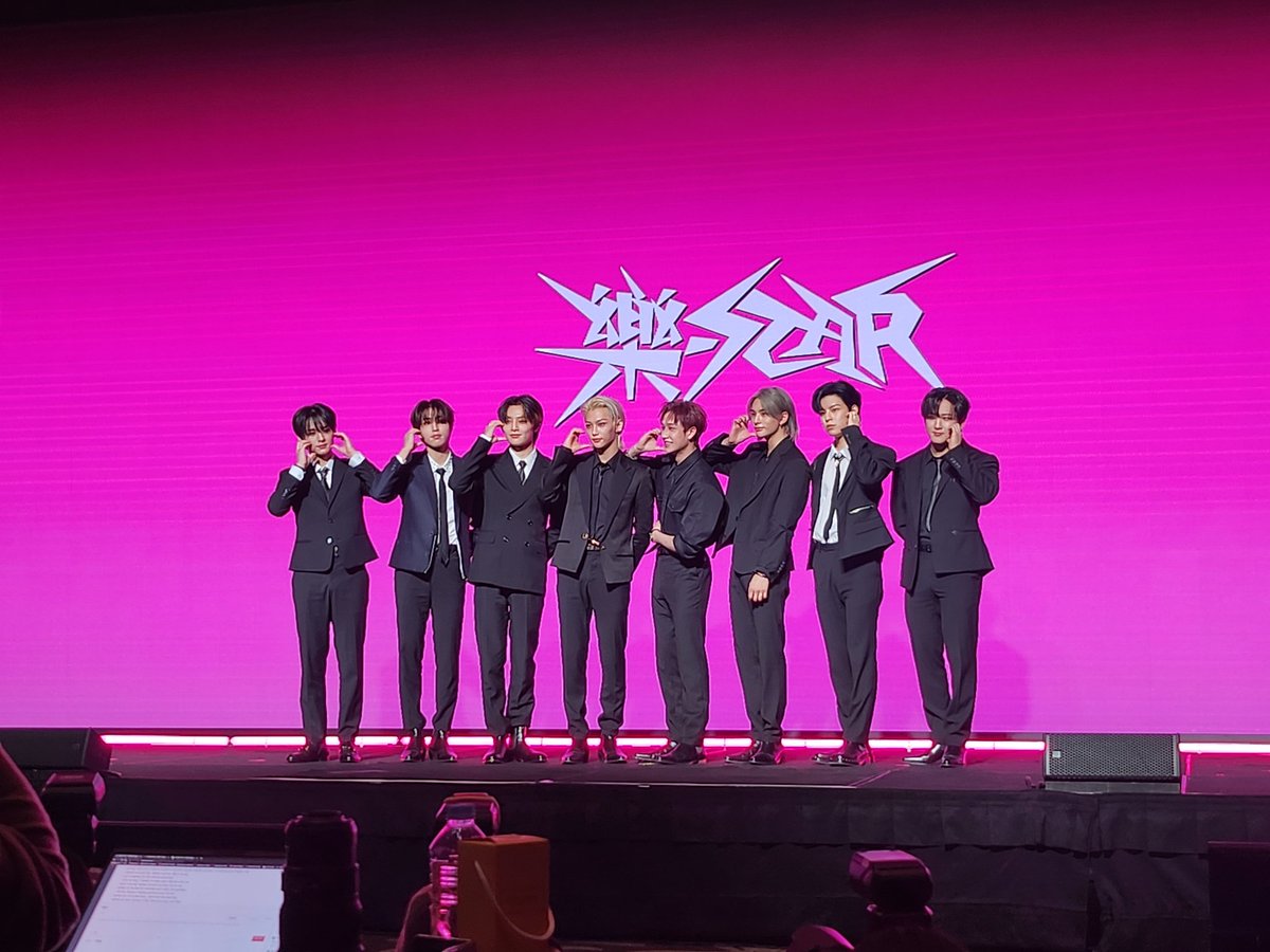 Kpop_Herald's tweet photo. [Showcase] @Stray_Kids members are puzzled at the different heart gestures the reporters ask them to pose in. 😅 What's a "cat heart"? 😻 #StrayKidsComeback #StrayKids #스트레이키즈 #樂_STAR #ROCK_STAR https://t.co/hpxtVtNJDd