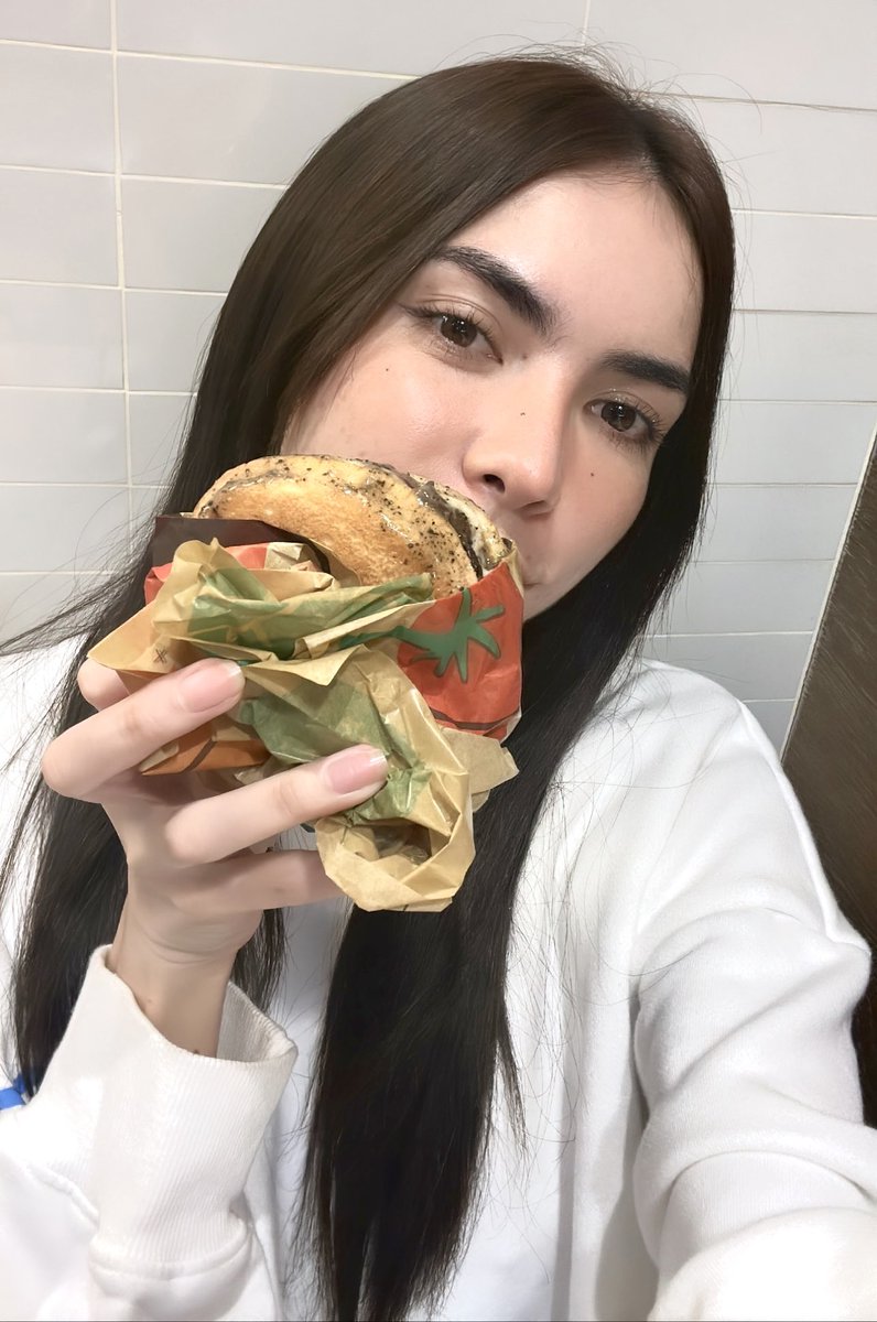 itscharlotty's tweet photo. Burger lover!🍔❤️ https://t.co/yySIviNf6z