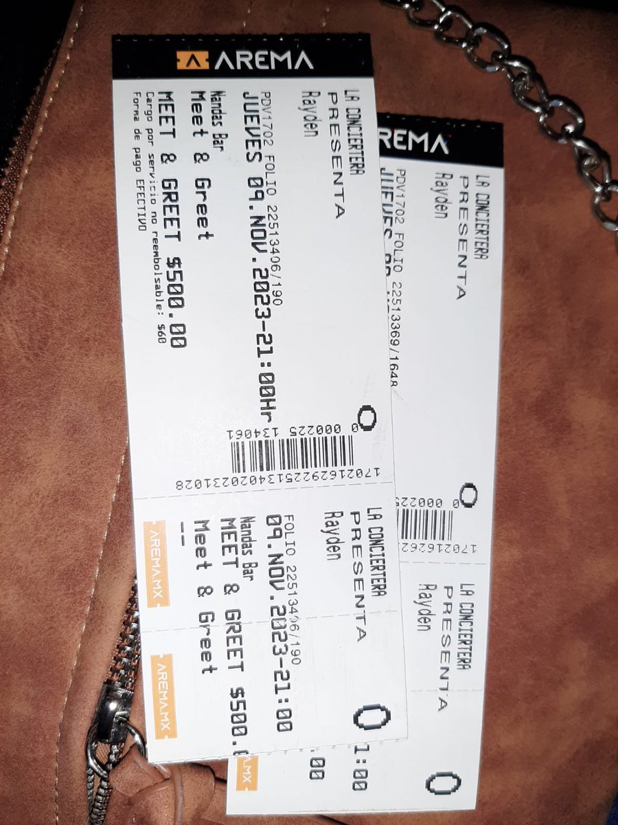 789482a's tweet photo. Triste porque me voy enterando que el meet &amp; greet era a las 6:30, por los boletos tenía entendido era a las 9 pm :( 
Última oportunidad para conocer a @soyRayden y se esfumó porque publicaron los horarios apenas hoy mientras estaba en el trabajo 😢 https://t.co/y74g0vFvU0