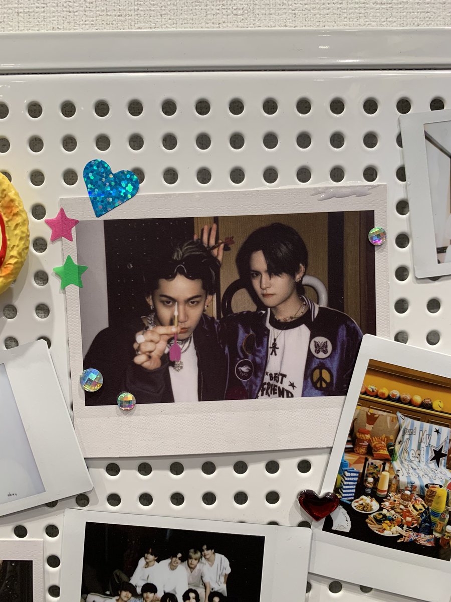 ARTY0SHI's tweet photo. bff pop up store #요시 @treasuremembers https://t.co/zm5ZDSvrdk