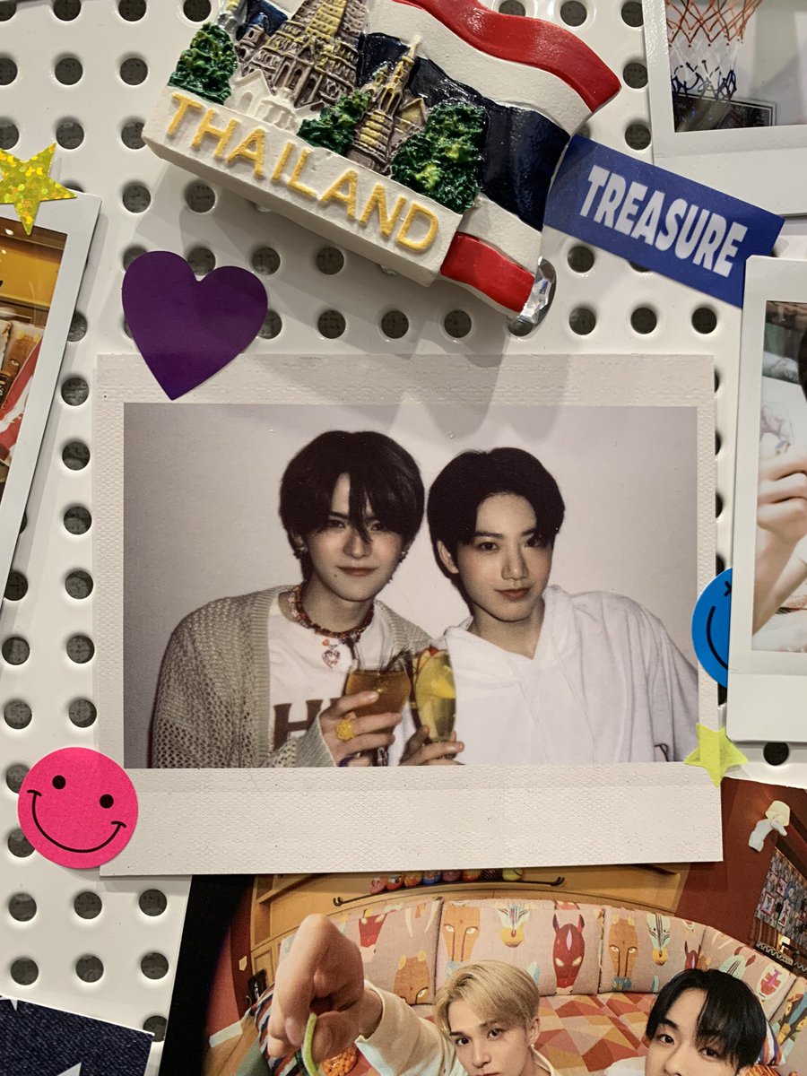 ARTY0SHI's tweet photo. bff pop up store #요시 @treasuremembers https://t.co/zm5ZDSvrdk