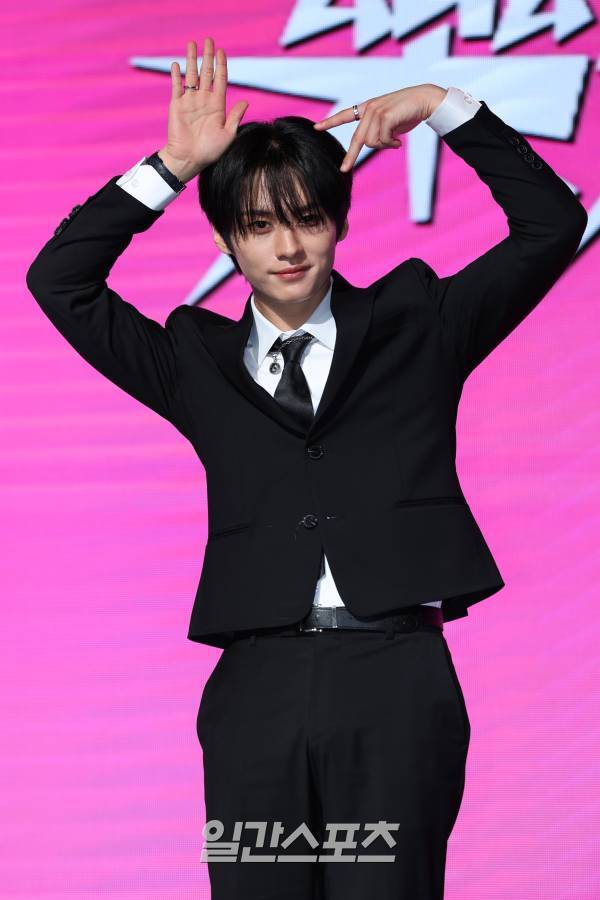 staysday6's tweet photo. LMAOO catbunny lee know at a press conference he really had to let everyone know 😭😭😭😭 https://t.co/mjWiHe6nFH