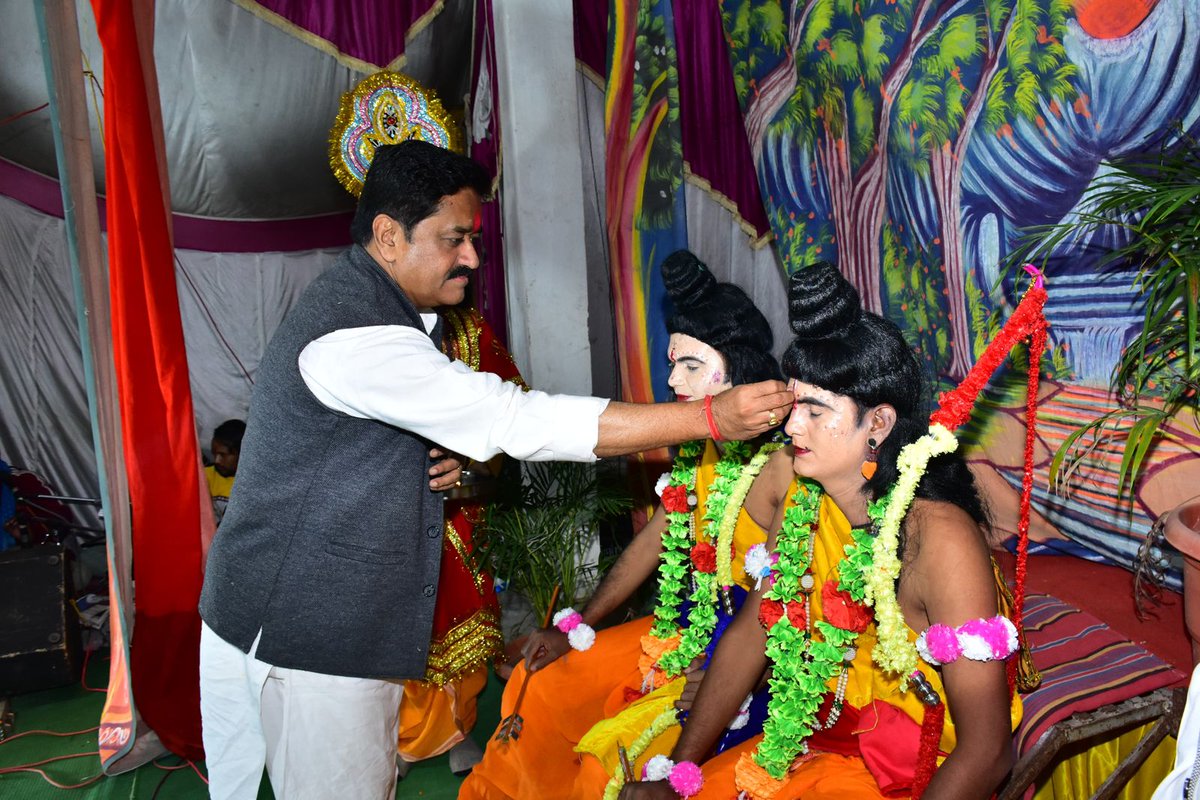 SukhdeoPanse's tweet image. ग्राम आष्टा में पारंपरिक भारतीय संस्कृति की आस्था और मर्यादा पुरुषोत्तम श्रीराम के चरितार्थ को मनुष्य जीवन को शत मार्ग पर चलने की दिशा दिखाने वाले रामलीला कार्यक्रम में सम्मिलित होकर उपस्थित आम जन मानस को संबोधित किया |

&quot;बोले सिया बलराम चंद्र की जय&quot;