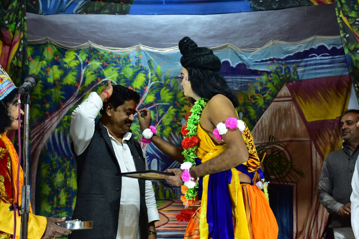 SukhdeoPanse's tweet image. ग्राम आष्टा में पारंपरिक भारतीय संस्कृति की आस्था और मर्यादा पुरुषोत्तम श्रीराम के चरितार्थ को मनुष्य जीवन को शत मार्ग पर चलने की दिशा दिखाने वाले रामलीला कार्यक्रम में सम्मिलित होकर उपस्थित आम जन मानस को संबोधित किया |

&quot;बोले सिया बलराम चंद्र की जय&quot;