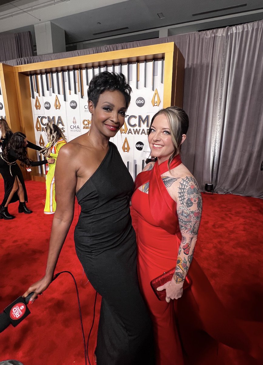 RoshumbaW's tweet photo. CMA Awards Red Carpet @cma @ontheredcarpet @cameo @bridgestonearenaofficial #stylestars @ashleymcbryde #fashion #redcaroet #music #counrty https://t.co/pST5E7hamv