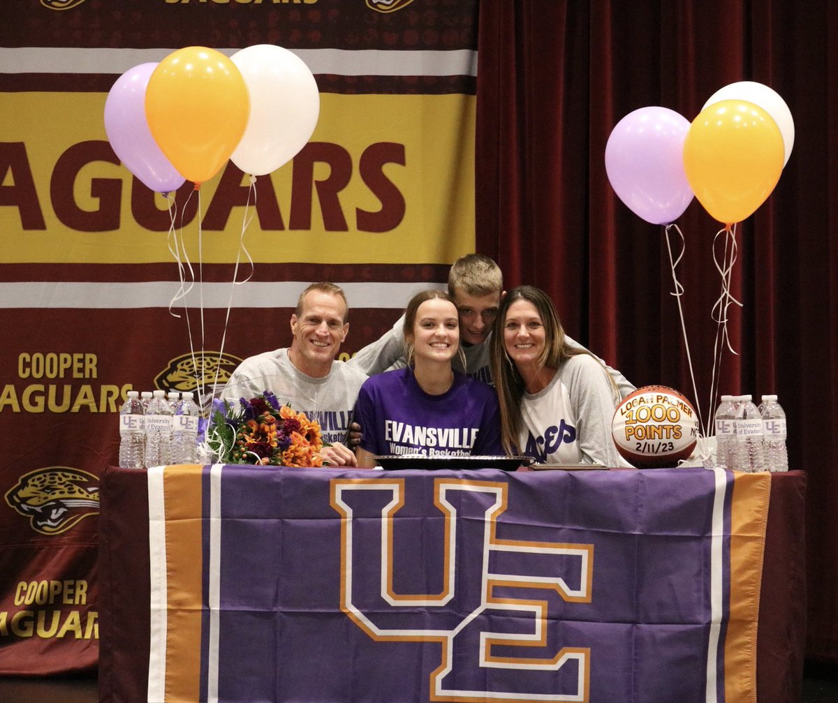 CooperHSGirlsBB's tweet photo. Congratulations to our seniors @deere_bella @FreihoferLiz @loganlu33 @MaleahAlexander on their collegiate signing today! We are beyond proud and excited to see all of their hard work payoff as they will continue their academic and athletic careers! Way to go Lady Jags!❤️❤️❤️❤️ https://t.co/19ysvh96Qd