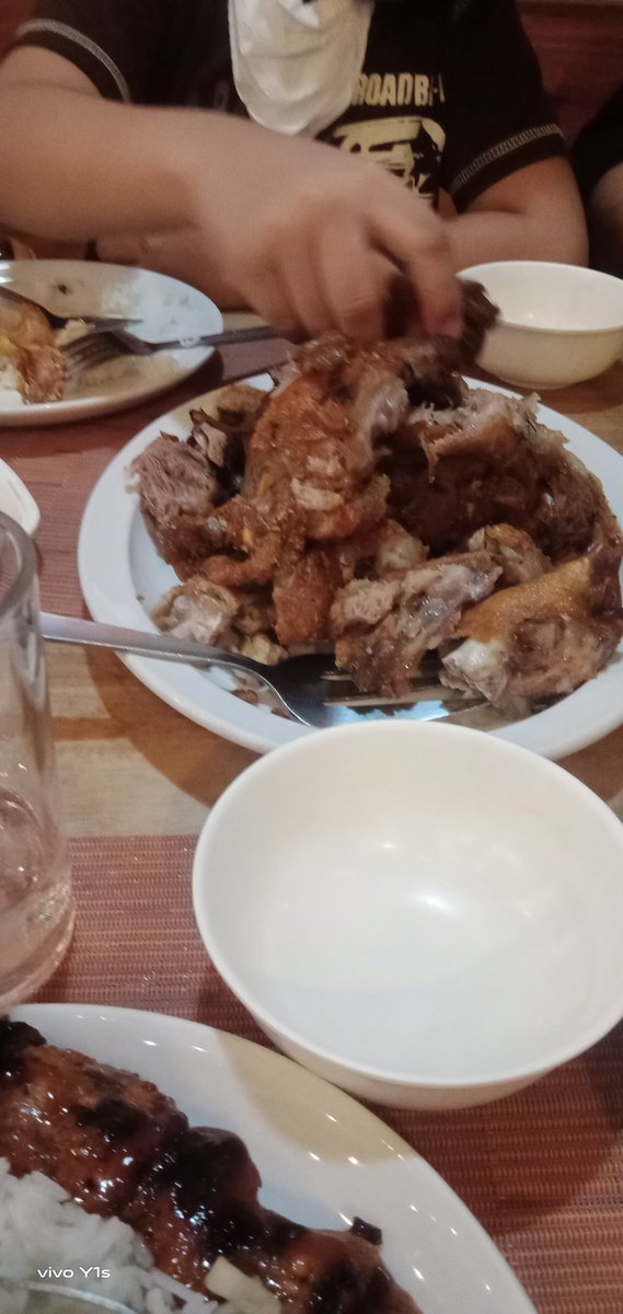 Jhayar3091's tweet image. #CrispyPata.. 
#Yummy.. #FamDinner.. #BirthdayCel.