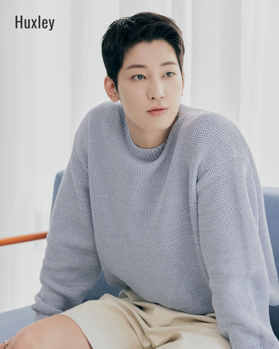huxleykorea's tweet photo. 헉슬리가 들고 온 마지막 선물!
#세븐틴원우 #비하인드컷공개

한 해 동안 보내주신 응원 감사합니다!
언젠가 재밌는 콘텐츠로
또다시 만날 날을 기다릴게요!💙

#Huxley #WONWOO #헉슬리 #원우 https://t.co/yvtrhmQlYb