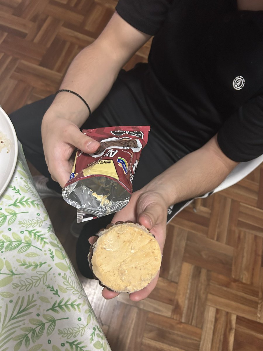 _weirdisbetter_'s tweet photo. Gonza estaba re feliz por comerse un helado hasta que lo abrió y venía así 🫠
@Conaprole devolvele la felicidad por favor https://t.co/oLDWFaIzhX