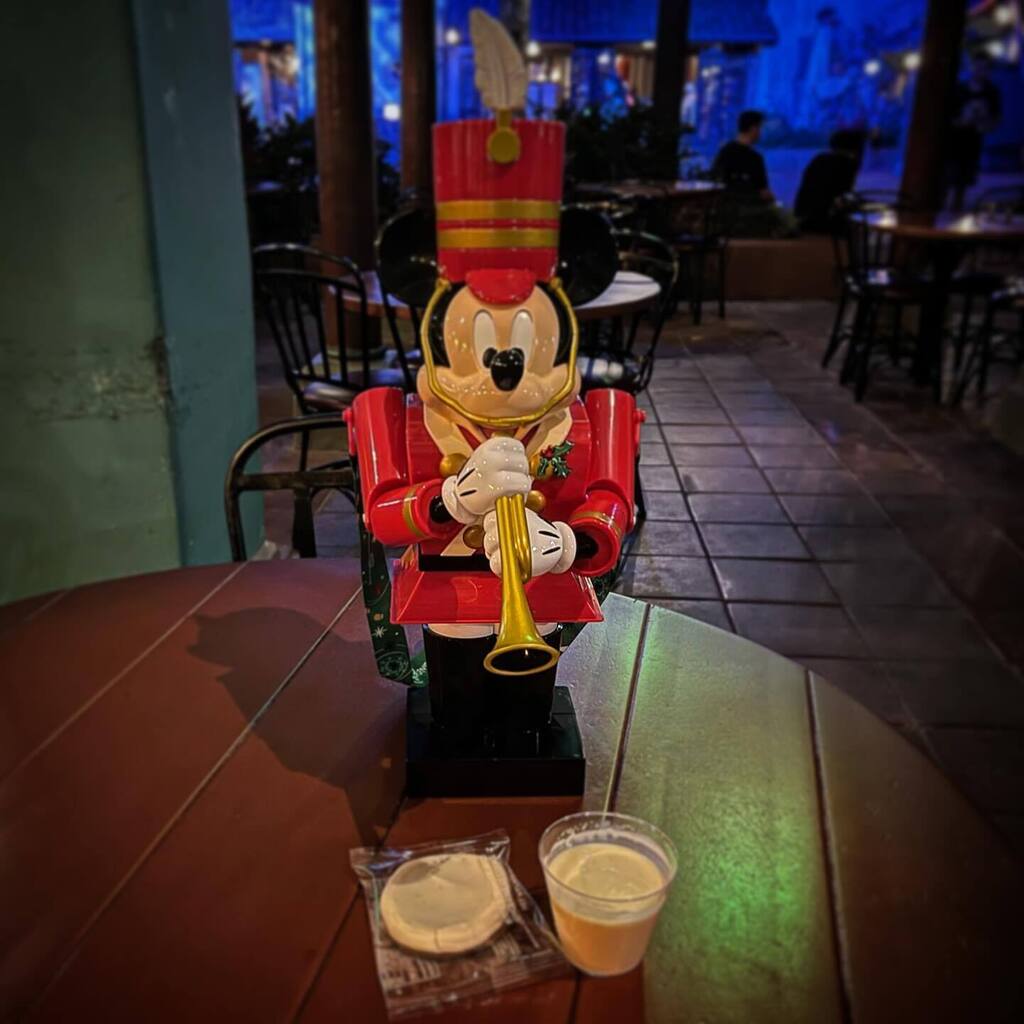 MousePlanet's tweet image. Holiday Popcorn Bucket posing with one of the party’s free butter cream frosted gingerbread cookies and eggnog. 

2023 Mickey’s Very Merry Christmas Party

#popcornbucket #disneypopcornbucket 
#mvmcp #verymerry #verymerrychristmasparty #MagicKingdom #WaltDisneyWorld 
Invited…