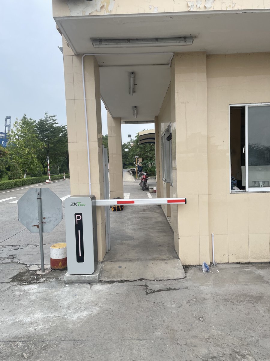 WiseSolutionsVN's tweet image. Việc sử dụng thiết bị nhận dạng khuôn mặt của HikVision kết hợp với cổng barrier đã mang lại một giải pháp hiệu quả và an toàn trong việc kiểm soát vào/ra nhà máy.

#HikVision #WiseSolutions #AccessControl