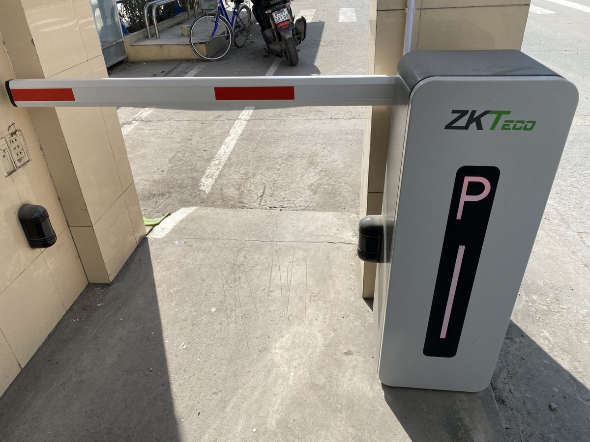 WiseSolutionsVN's tweet image. Việc sử dụng thiết bị nhận dạng khuôn mặt của HikVision kết hợp với cổng barrier đã mang lại một giải pháp hiệu quả và an toàn trong việc kiểm soát vào/ra nhà máy.

#HikVision #WiseSolutions #AccessControl