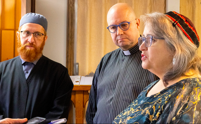 LdnOntPitchbot's tweet photo. #CityDesk | #BreakingNews Local leaders of major religions that have been warring over whose god is better for more than 1400 years decry violence over whose god is better. #LdnOnt https://t.co/IYHcvGpQgf