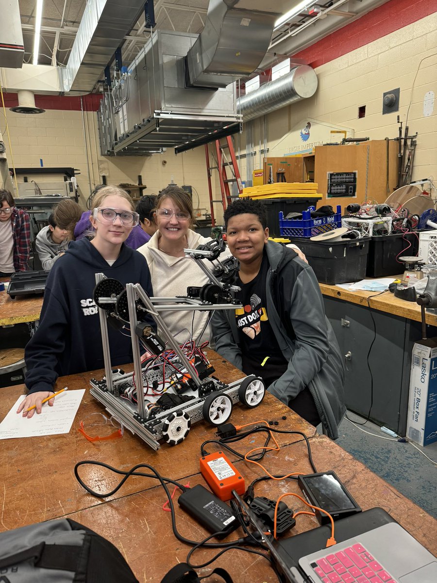 5 middle schools came together on November 7th for a final robotics build before the competition this weekend! We had 80 students/mentors in attendance! @A2Forsythe @A2Scarlett @A2Open @A2Tappan @A2Slauson @TPachera @A2SchoolsSuper