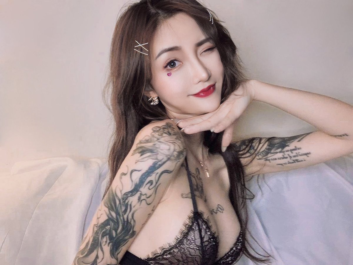 我确实是馋你身子才一丝不挂把你骗到床上，但那是为了吸干你的血😈 https://t.co/oG6ivpotFa