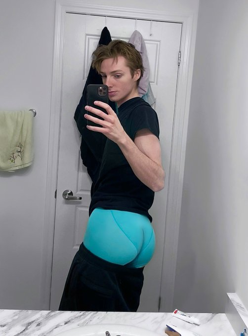 Say yes if I can DM u the pic without the undies ? https://t.co/1KzmSERWj2