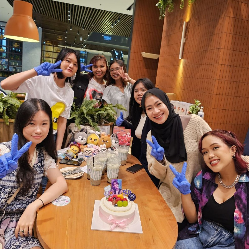 samsungID's tweet photo. Lystia &amp; STAYs were having a flipping time at Flip Cafe 🥰✨
Have you visited the flip side of #ParisBaguettexZFlip5 too #JoinTheFlipSide #GalaxyZFlip5