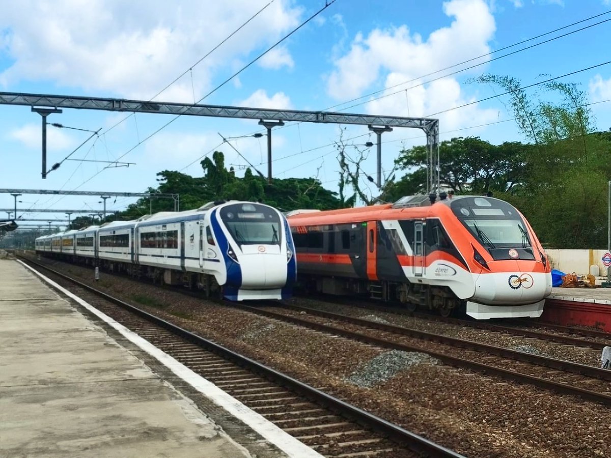 RailMinIndia's tweet photo. When two #VandeBharat Express trains meet!

The Thiruvananthapuram-Kasaragod Blue #VandeBharatExpress, on its routine journey, exchanges a majestic greeting with the vibrant tangerine-coloured Vande Bharat. https://t.co/lA8ugWIlNg