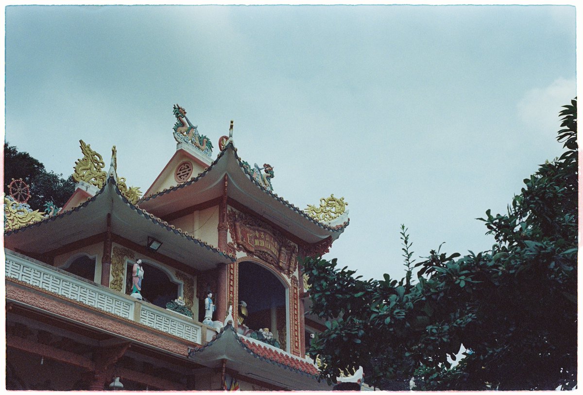 phitrieupro5's tweet photo. Núi Bà Đen - Linh Sơn Thánh Mẫu (靈山聖母)
#PhiTrieuPhotography #tayninh #nuibaden #linhsonthanhmau #Vietnam #film #kodak #kodakvision3500t #filmphotography #badenmountain #mountain #linhsontienthachtu #pagoda #山聖母 #travel #dulich #film35mm #filmcinematography https://t.co/5uyWfojBc5