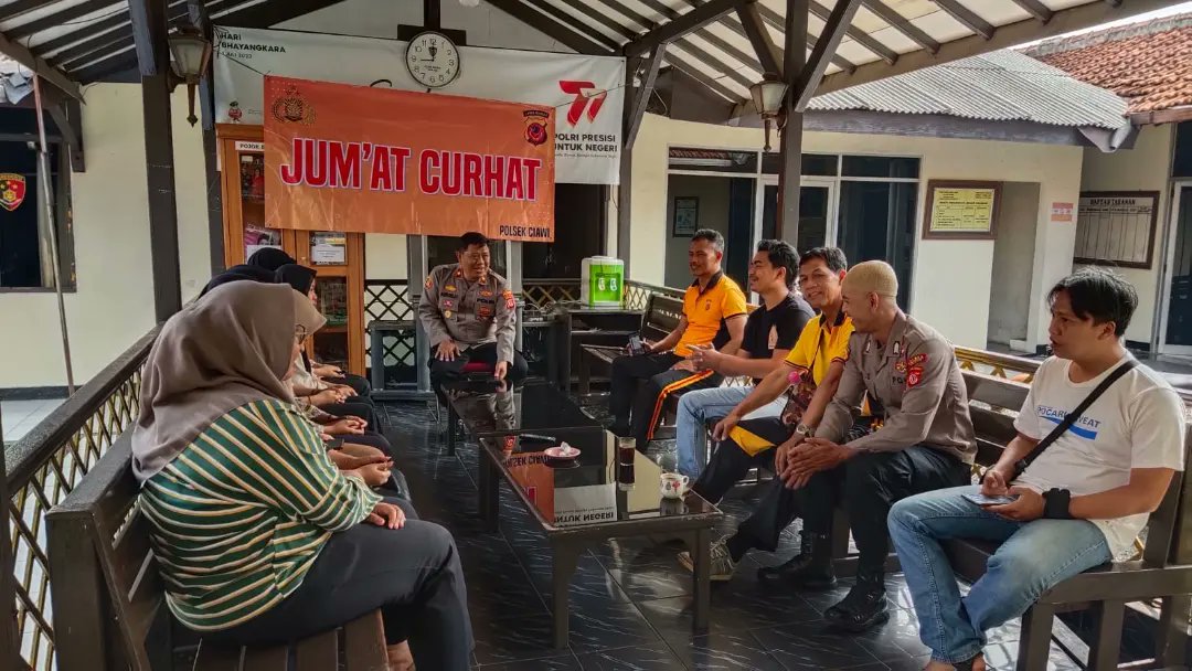 HumasSekCiawi's tweet photo. Pada hari ini Jum'at tgl 10 November 2023 Pukul 09.30 Wib s.d Selesai Kapolsek Ciawi Beserta Anggota Melaksanakan Giat Jum'at Curhat Bersama Warga Masyarakat dan Siswa &amp; Siswi Magang di Aula Mako Polsek Ciawi .
#POLRESBOGORHADIR 
#jumatcurhatpolresbogor
#adaberbuatdanbermanfaat https://t.co/6BTOaKa1ww