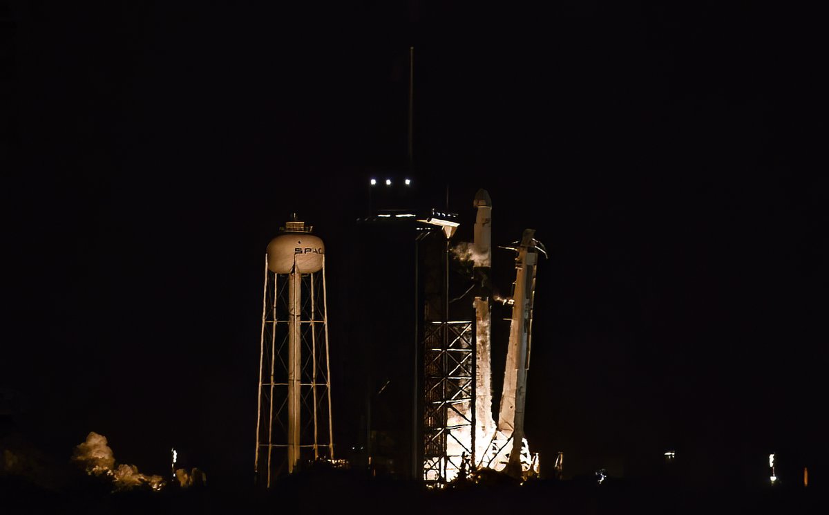 #SpaceX Dragon capsule is on its away to the @Space_Station carrying more than 6,500 pounds of scientific experiments, hardware, and holiday treats for the astronauts

📸 by Chuck & @Jenrbriggs for @GizSpaceflight / @Gizmodo 

.
.
.
.

@SpaceX @NASA @NASAKennedy @NASALaserComm