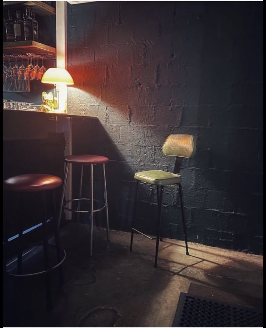 ero_art_72's tweet photo. A lovely friend of mine takes the most exquisite photos. I recommend following her @strykerkate on instagram.
This is the second photo I have used, with her permission, reimagining it like a Edward Hopper painting.
#procreate #digital #painting #chalkbrush https://t.co/TSp45NdE2U
