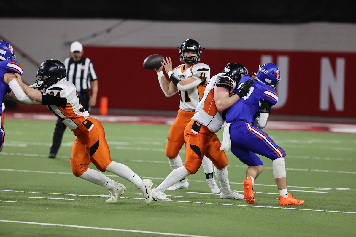 SDPBSports's tweet photo. Photos from the 9AA championship game between Parkston and Howard are up on the SDPB Flikr. #SDpreps #SDFootball23 

📷https://t.co/pM9thqvkwm https://t.co/5ehzT2hlRq