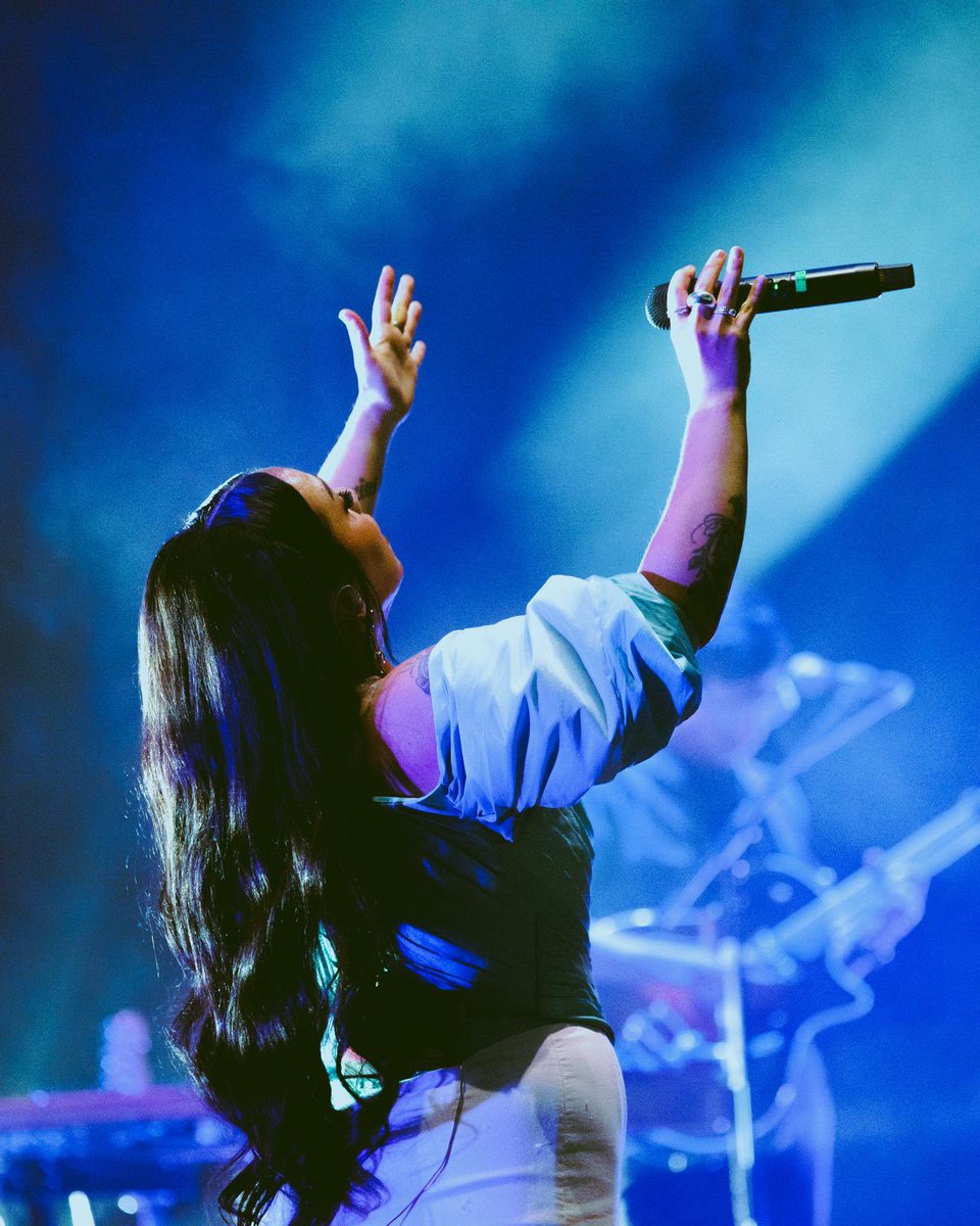 CarlaMorrisonmx's tweet photo. Queretarock❤️ se comprometieron 💍💍💍💍💍💍6 parejitas y fue un show muy conmovedor! Gracias por venir al cierre de esta gira, por sus regalos, por sus atenciones y su buena onda desde mis comienzos! Amo esta ciudad y amo su gente mis queretamoressss!!! Nos vemos pronto! Gracias por agotar todas las entradas y siempre estar ahí para mi! Bebessssssss❤️❤️❤️✨✨✨✨✨ #ElRenacimientoTour